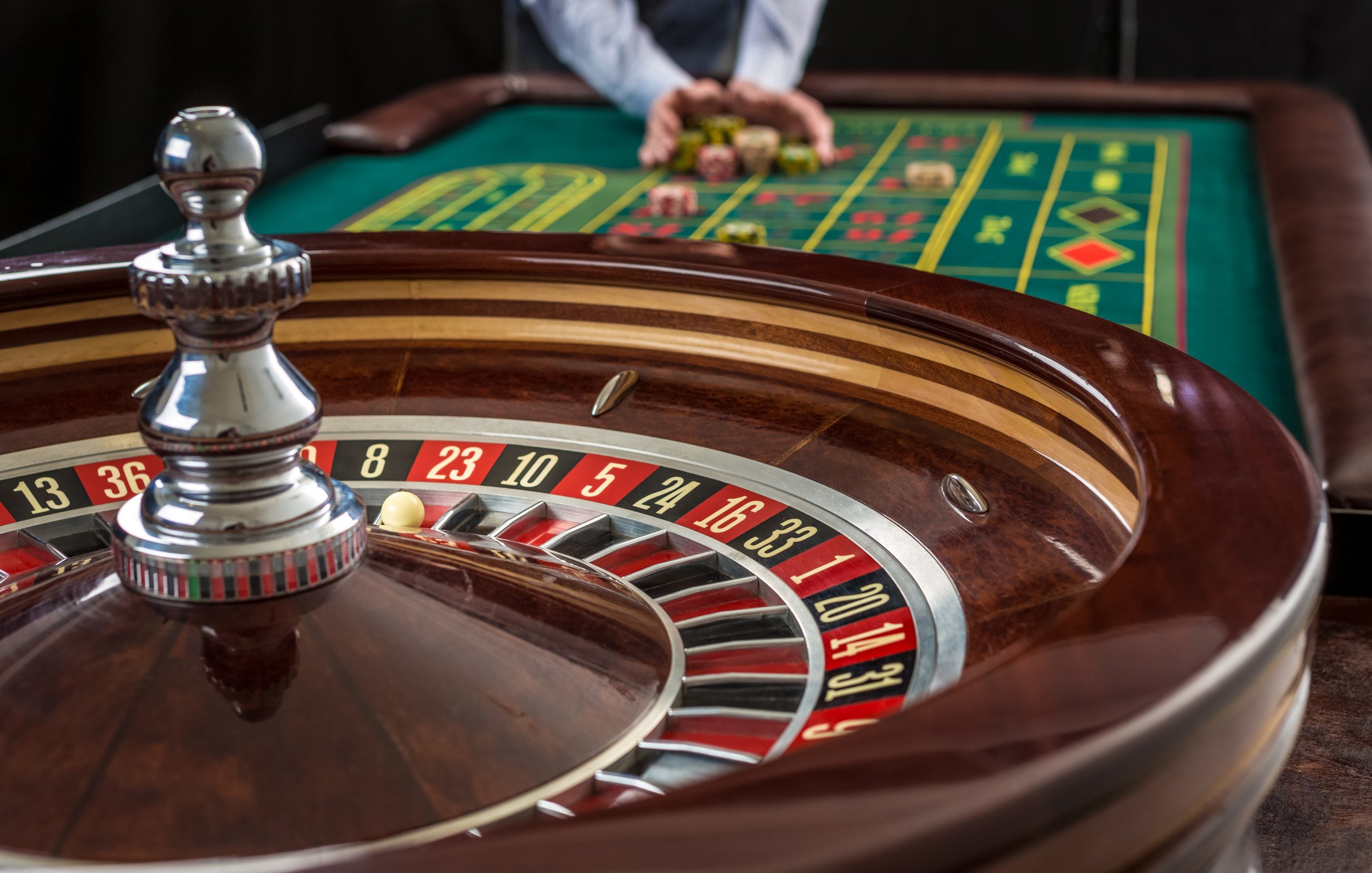 Tangkapan layar aplikasi kota togel menampilkan roulette live-dealer dan menu pembayaran DANA, OVO, GoPay